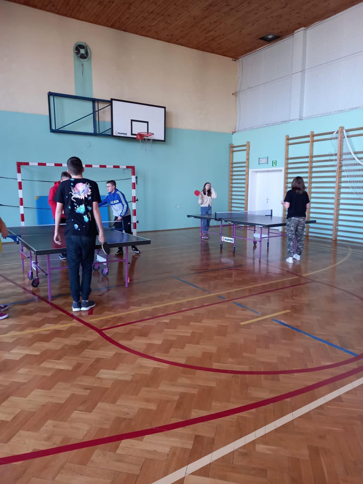 Uczniowie podczas gry w tenisa stołowego